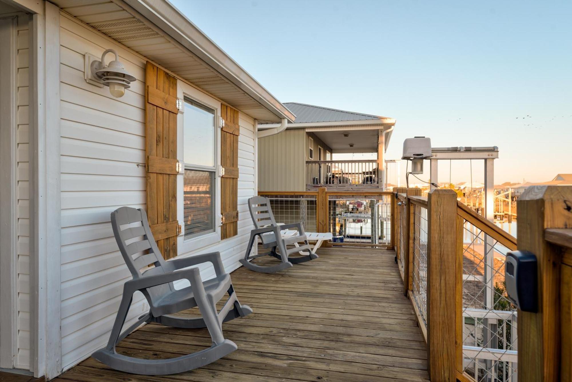 Waters Edge - Private Dock! Only Two Blocks From The Bay Or The Gulf! Plenty Of Parking For Cars Or Boats Home Dauphin Island Kültér fotó